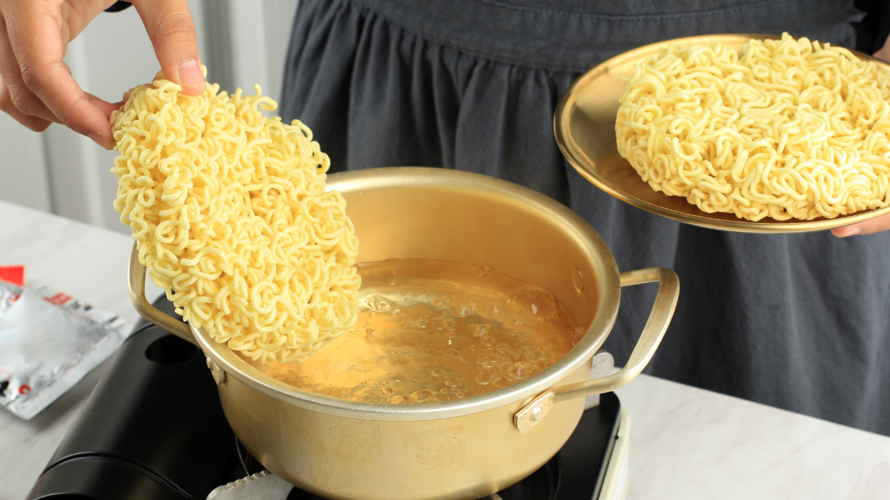 ibu hamil masak mie instan