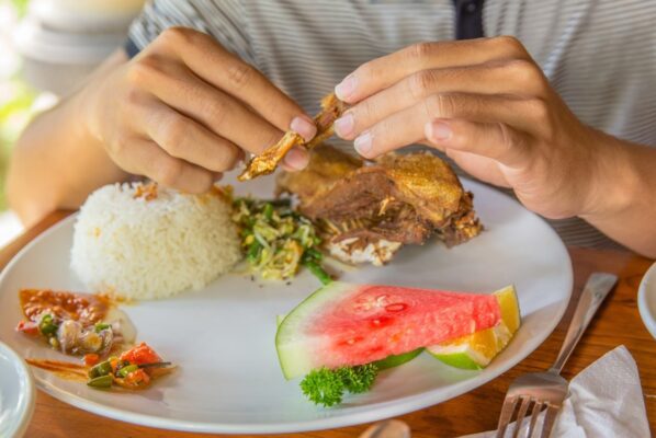 manfaat-makan-dengan-tangan